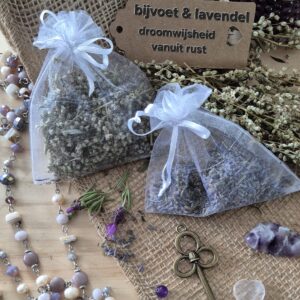 kruidenbuiltje bijvoet en kruidenbuiltje lavendel ter decoratie ligt een sleutel en edelstenen
