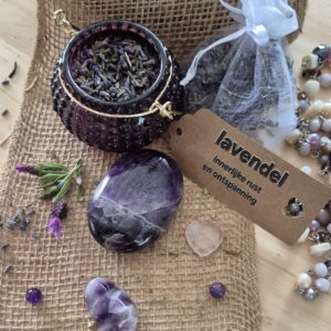 hand geplukte lavendel in kruidenbuiltje met een intentiekaartje op een jute ondergrond met potje met lavendel bloemen diverse stenen amethist en rozenkwarts