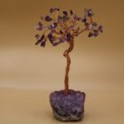 Edelsteen bonsai boom amethist op steen.
