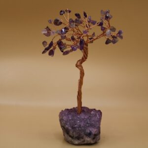 Edelsteen bonsai boom amethist op steen.