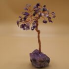 Edelsteen bonsai boompje amethist op steen
