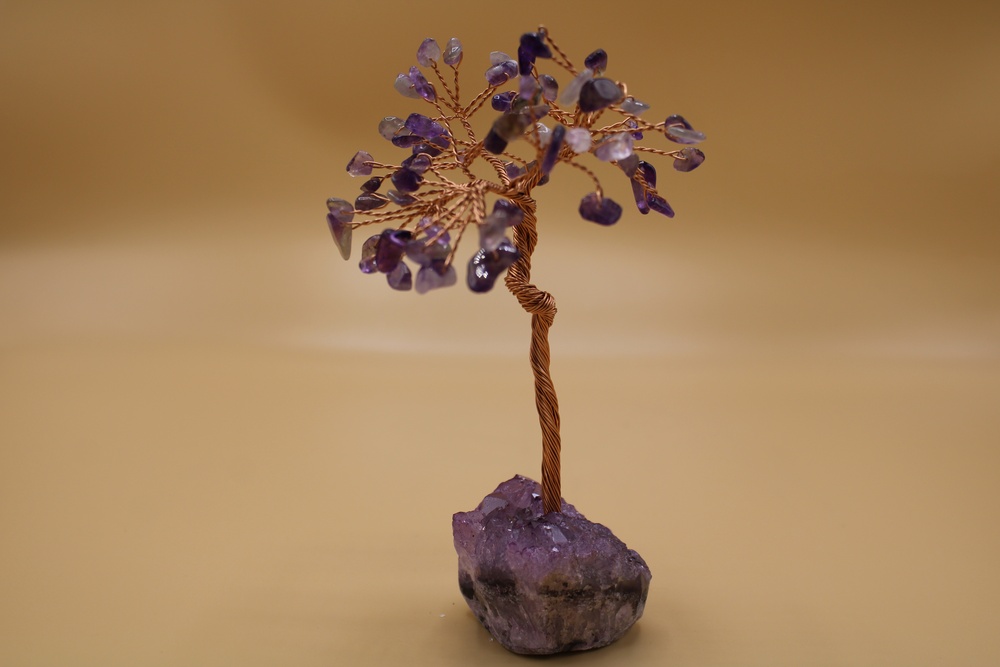 Edelsteen bonsai boompje amethist op steen